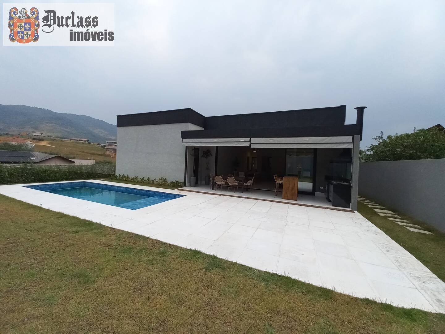 Casa à venda e aluguel com 4 quartos, 390m² - Foto 1