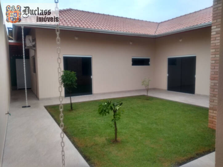 Casa à venda com 3 quartos, 204m² - Foto 1